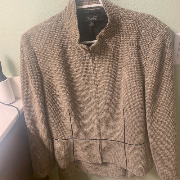 Suit - Picture 5 of 6